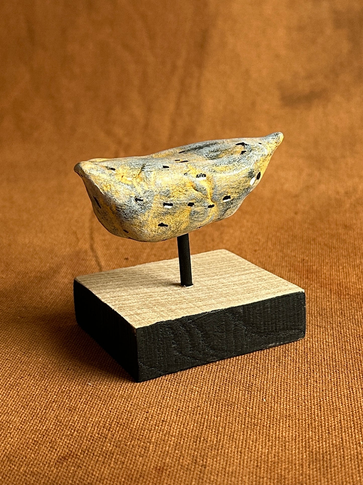 Mottled plantain minic