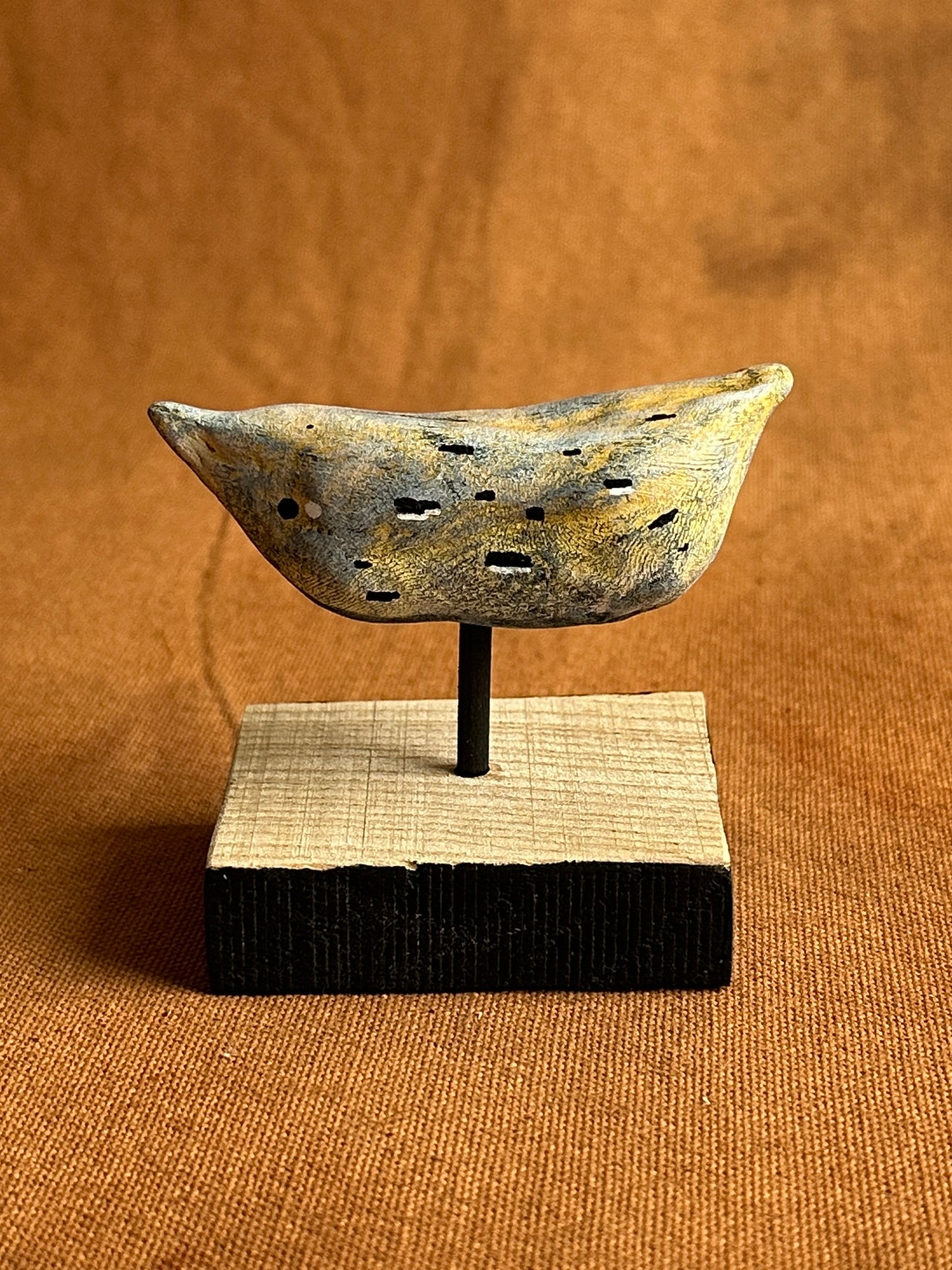 Mottled plantain minic